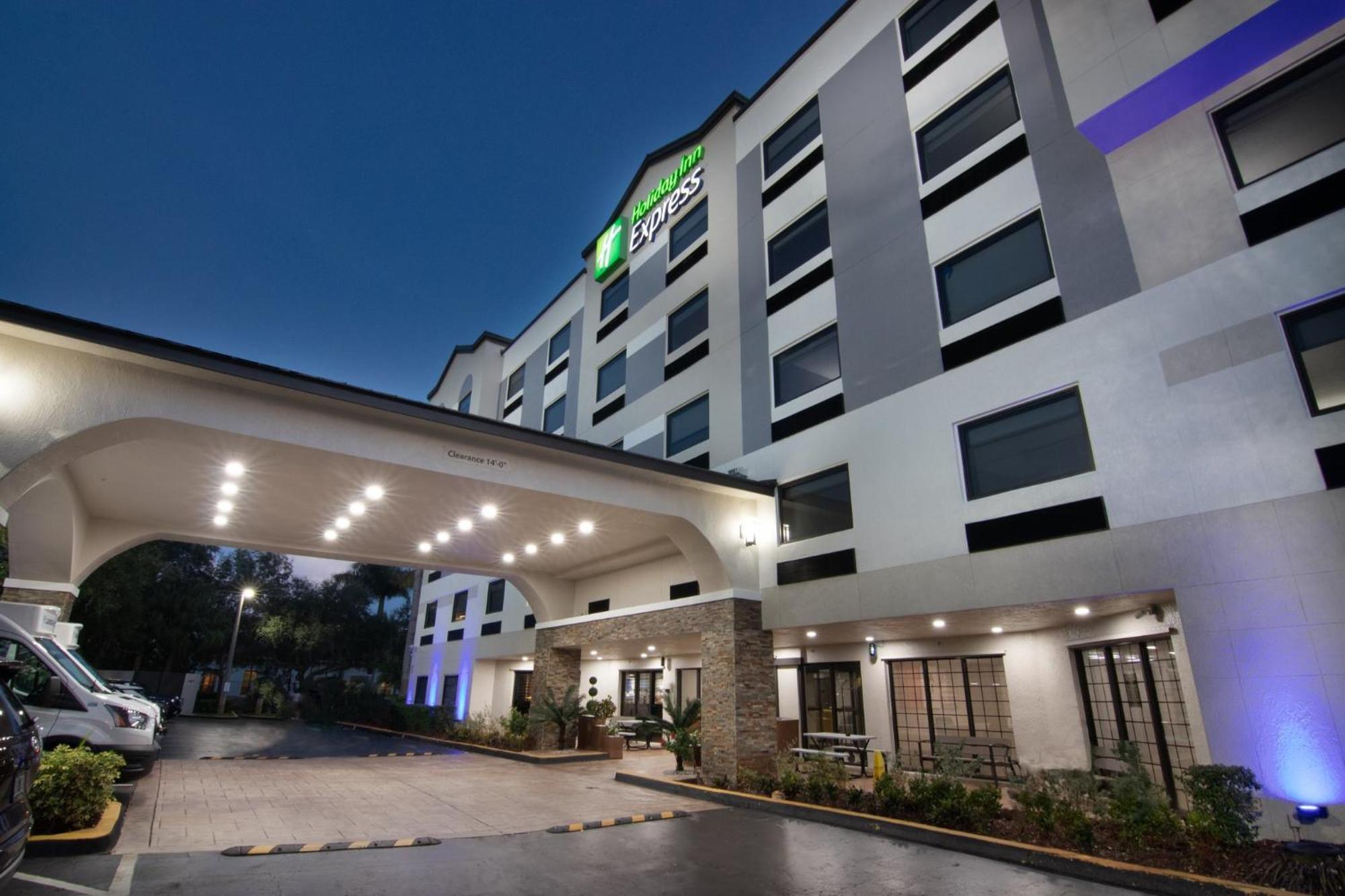 Holiday Inn Express And Suites Fort Lauderdale Airport West By Ihg Davie Bagian luar foto