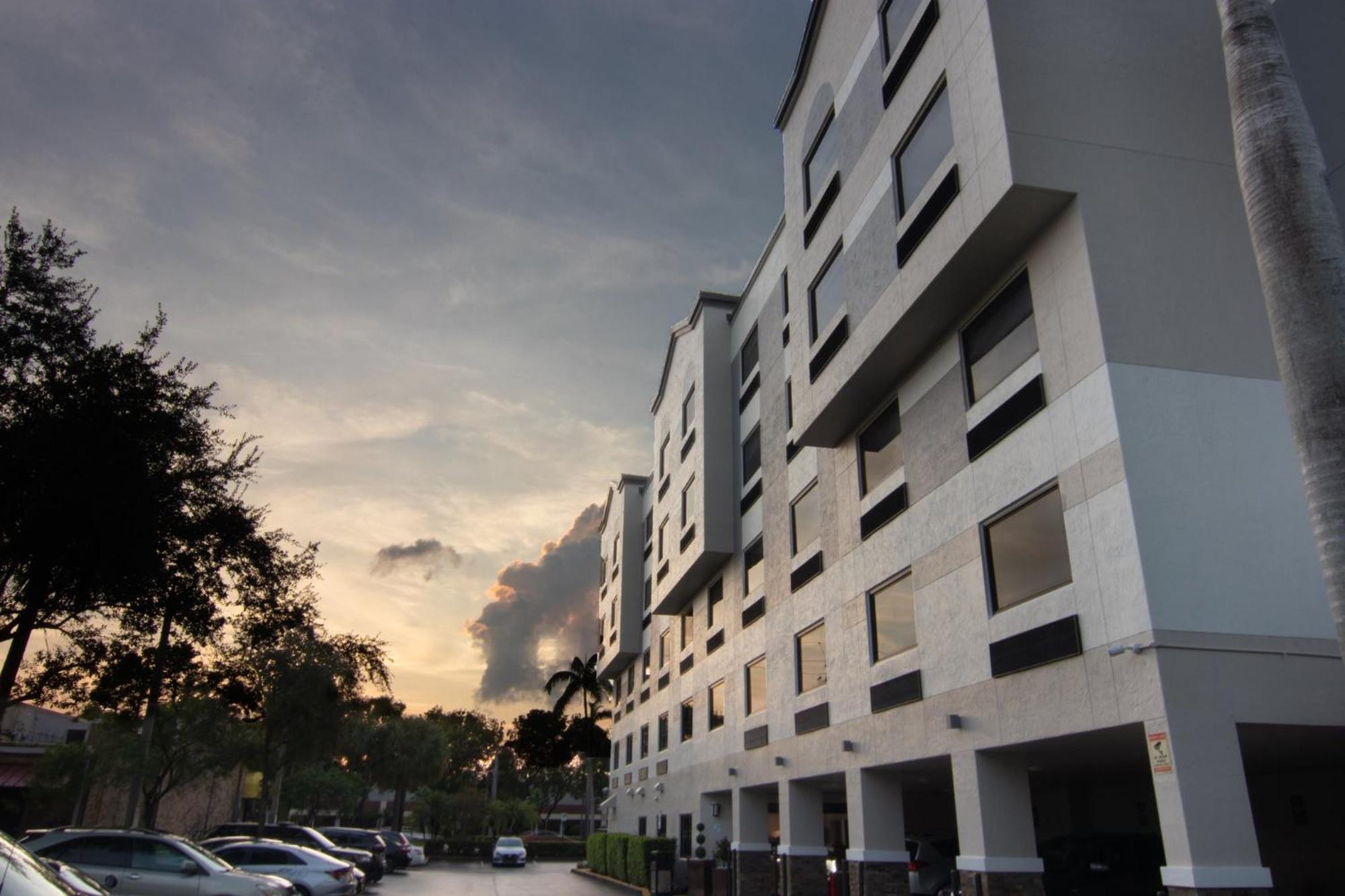 Holiday Inn Express And Suites Fort Lauderdale Airport West By Ihg Davie Bagian luar foto