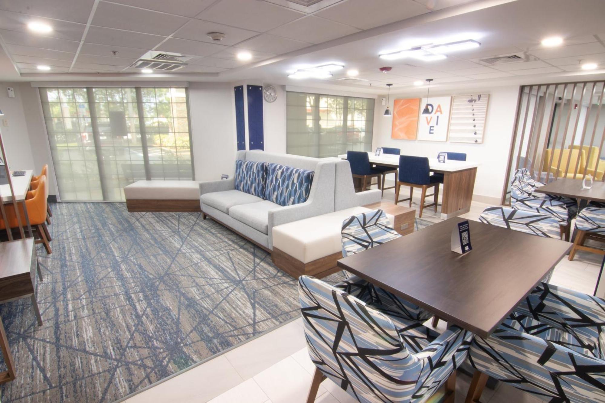 Holiday Inn Express And Suites Fort Lauderdale Airport West By Ihg Davie Bagian luar foto