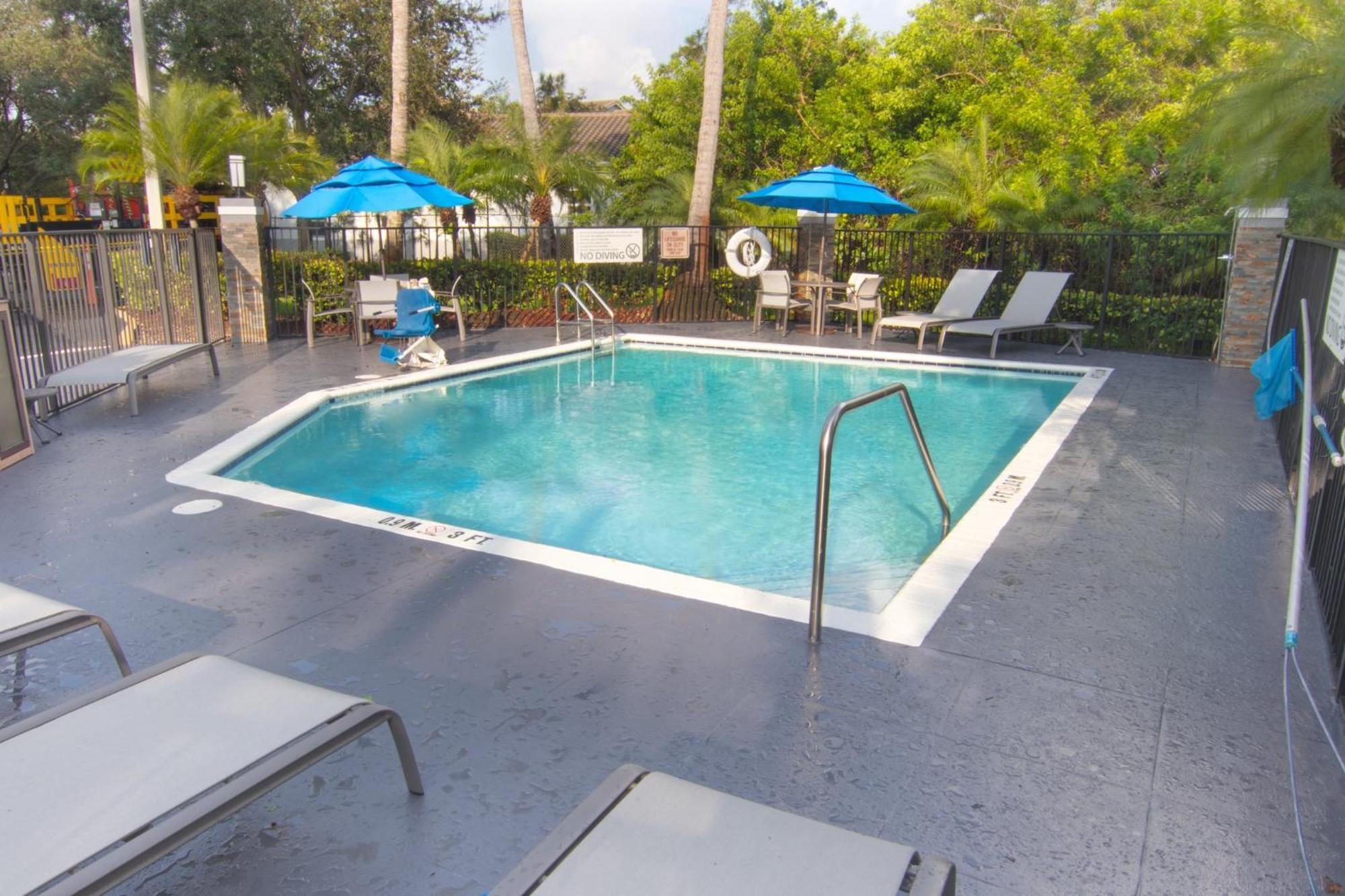 Holiday Inn Express And Suites Fort Lauderdale Airport West By Ihg Davie Bagian luar foto
