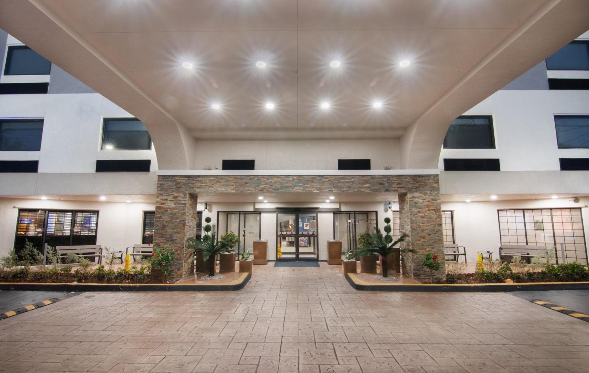 Holiday Inn Express And Suites Fort Lauderdale Airport West By Ihg Davie Bagian luar foto