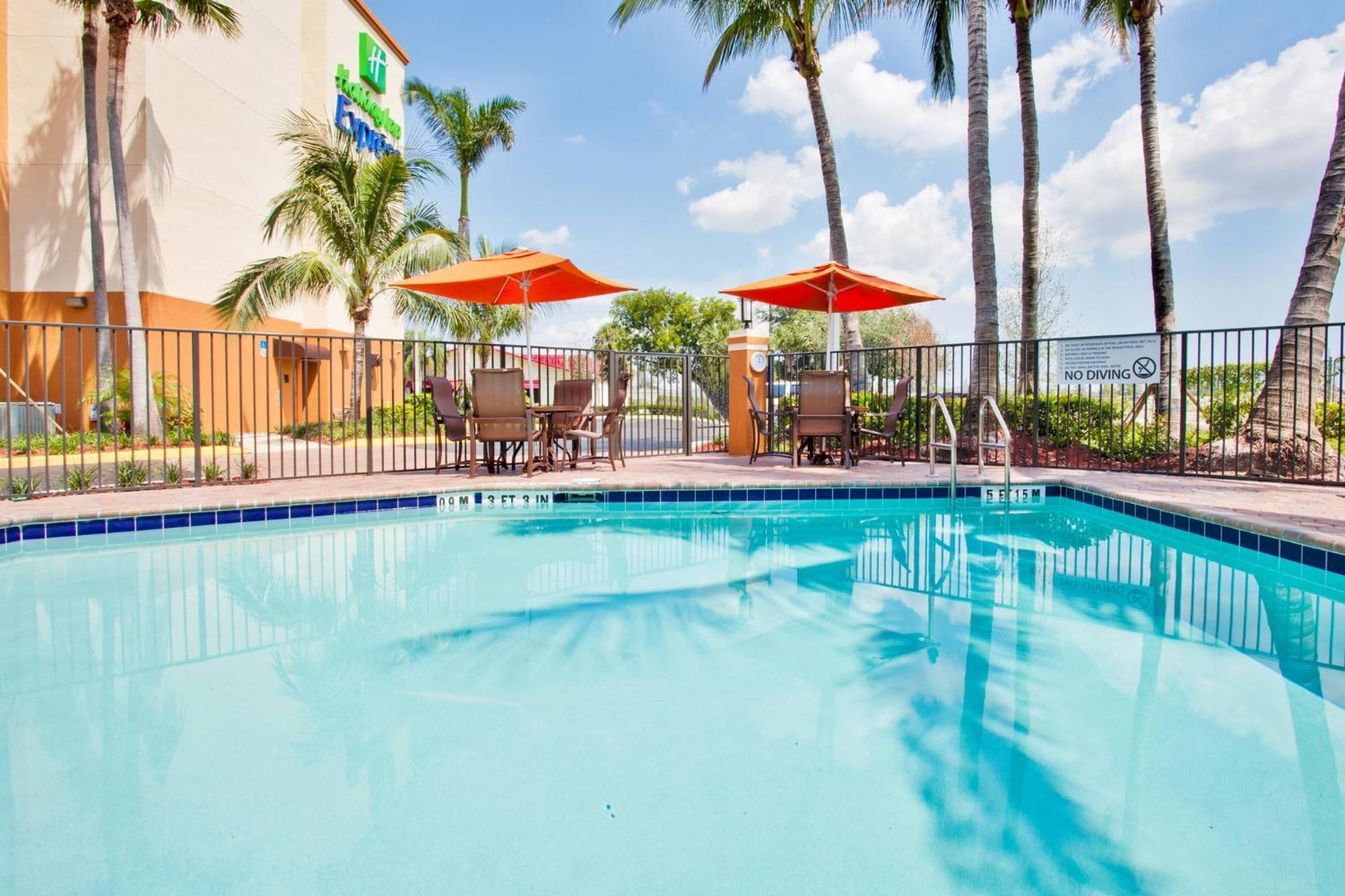 Holiday Inn Express And Suites Fort Lauderdale Airport West By Ihg Davie Bagian luar foto