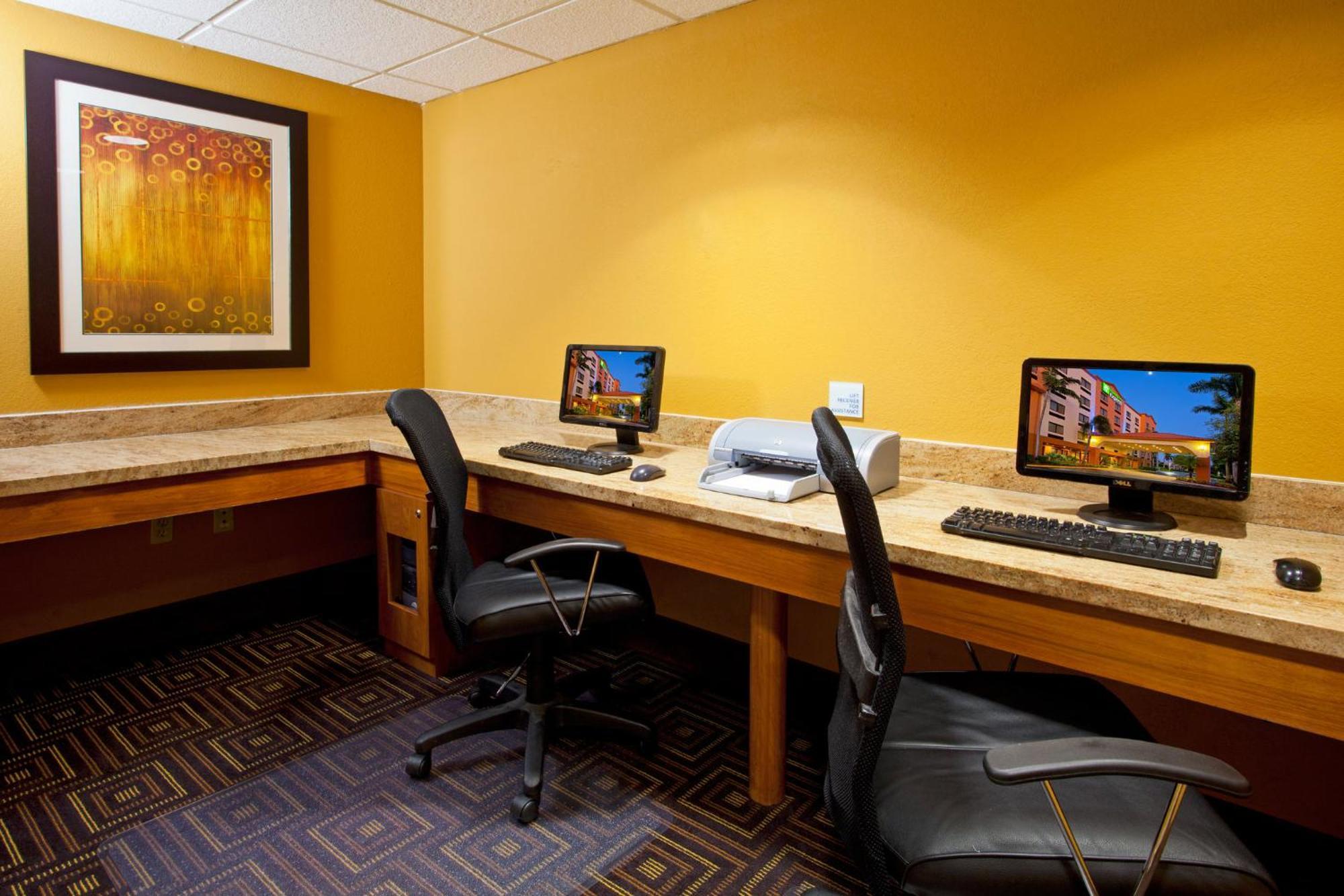 Holiday Inn Express And Suites Fort Lauderdale Airport West By Ihg Davie Bagian luar foto